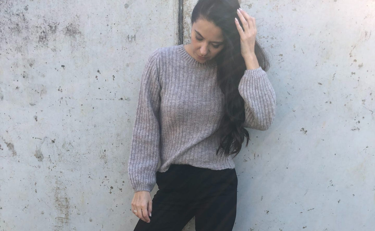 Online Fashion Boetiek Aniek I Een heerlijke everyday look. De zwarte flared pantalon is een van de bestsellers van Modstrom.. Door het rekbare materiaal en de elastische taille heeft deze broek
