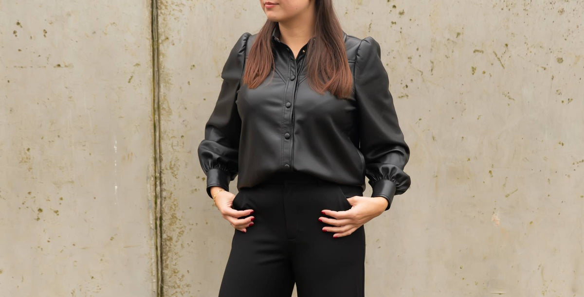 Leer is helemaal hot. En dan niet het echte leer, maar imitatieleer, ook wel PU of vegan leather genoemd. Deze blouse is gemaakt van dit imitatieleer. De blouse heeft ballonmouwen en drukknopen. Combineer de blouse