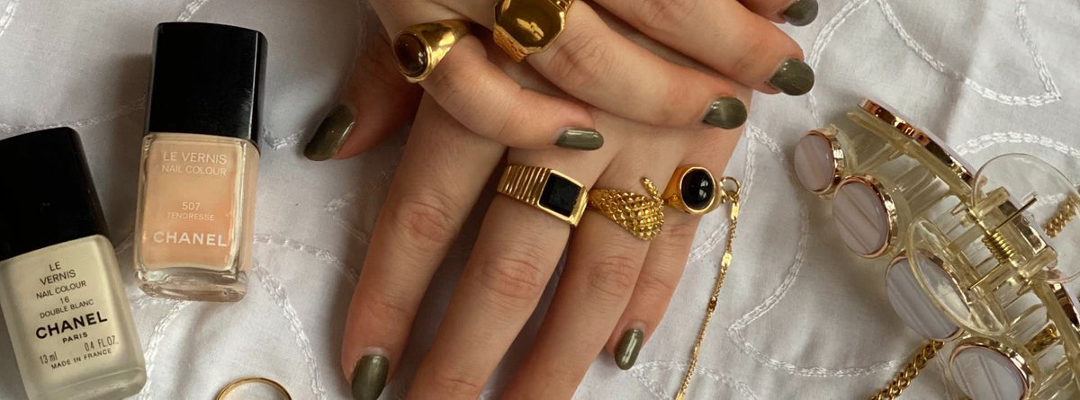 Wij verkopen gouden oorbellen, armbanden, kettingen en ringen. Combineer je V-hals T-shirt met een mooie ketting of creëer een earparty met studs en hoops. Shop gold plated sieraden online bij Boetiek Aniek.