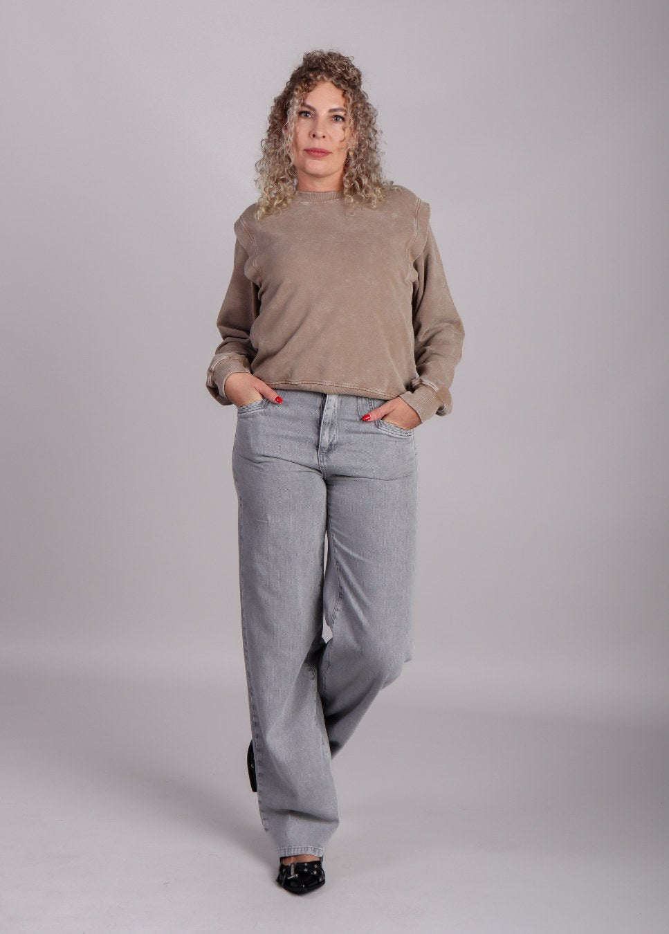 mbym sweater beige katti op model staand voorkant