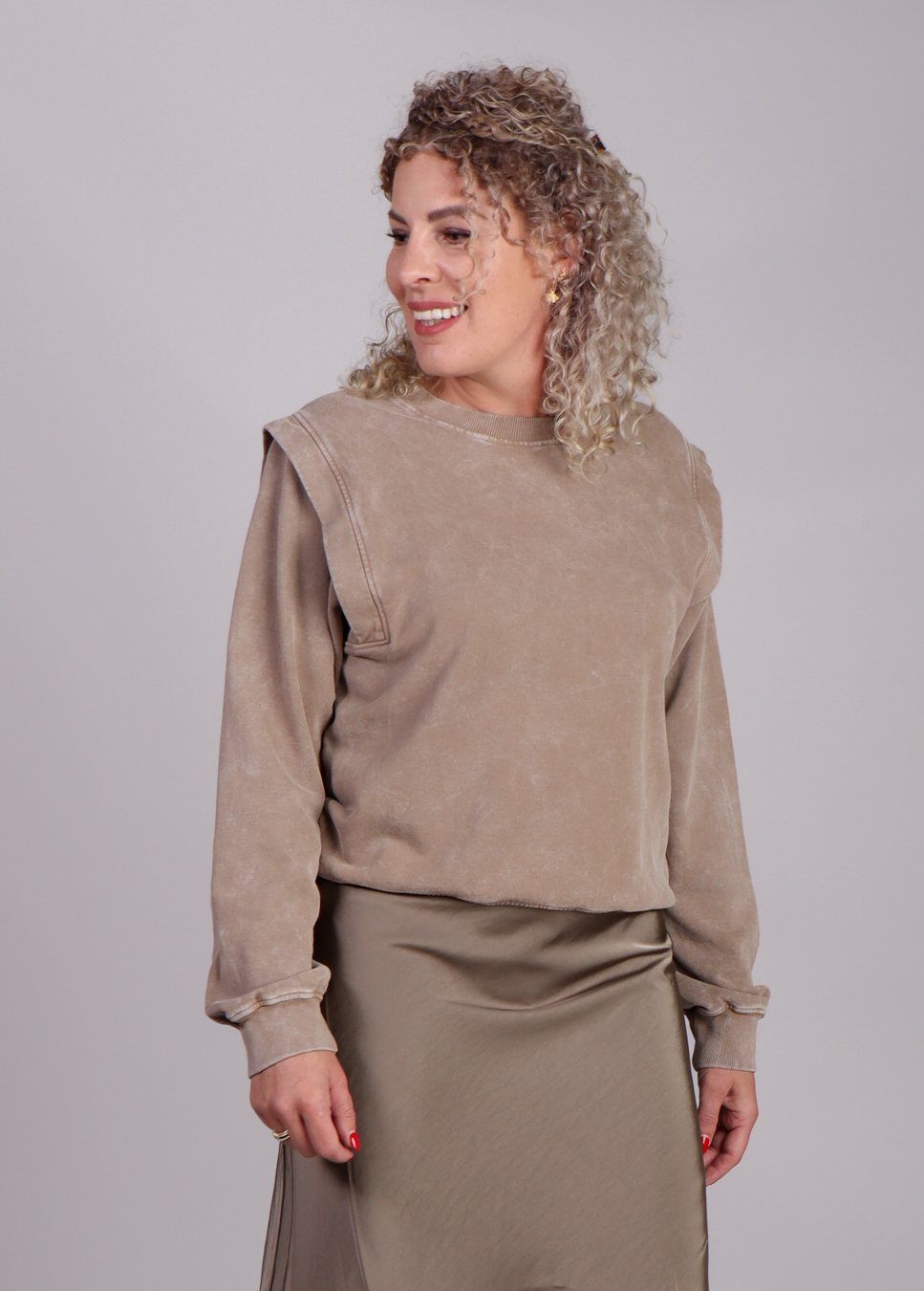 beide dames mbym sweater katti op model voorkant