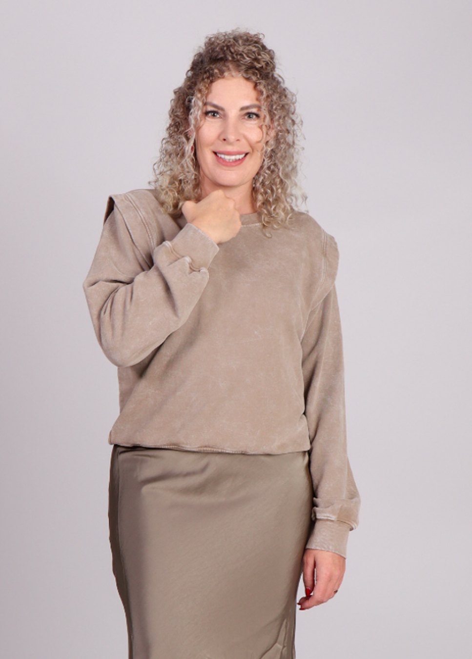 beige katti dames sweater mbym op model voorkant