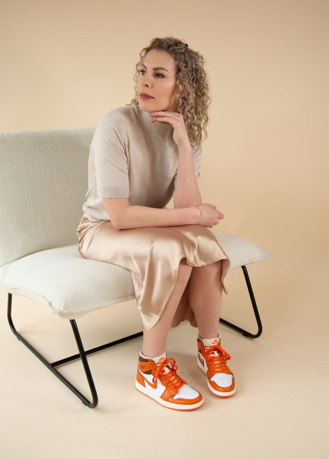 Heerlijk zacht en comfortabel deze fijn gebreide knit van CC Heart. De Ella coltrui met korte mouwen valt mooi aansluitend en lang. De fijn gebreide top is een perfecte basic voor het voorjaar. Super leuk te combineren met de glanzende rok van CC Heart. Shop de nieuwe collectie dames tops, dames basics, beige truien.