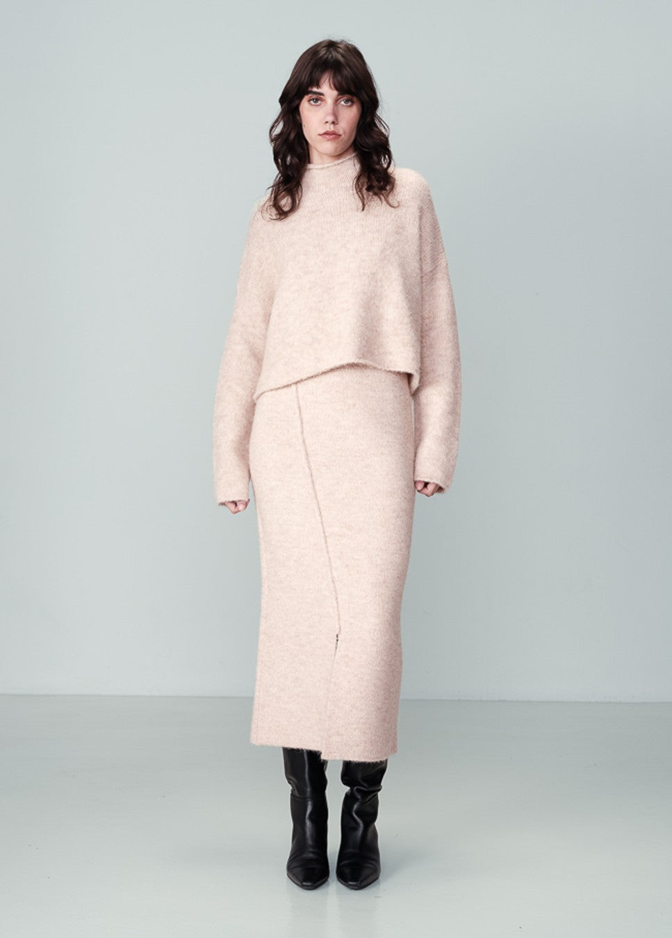 Grace en Mila dames trui beige gebreid wolmix op model staand