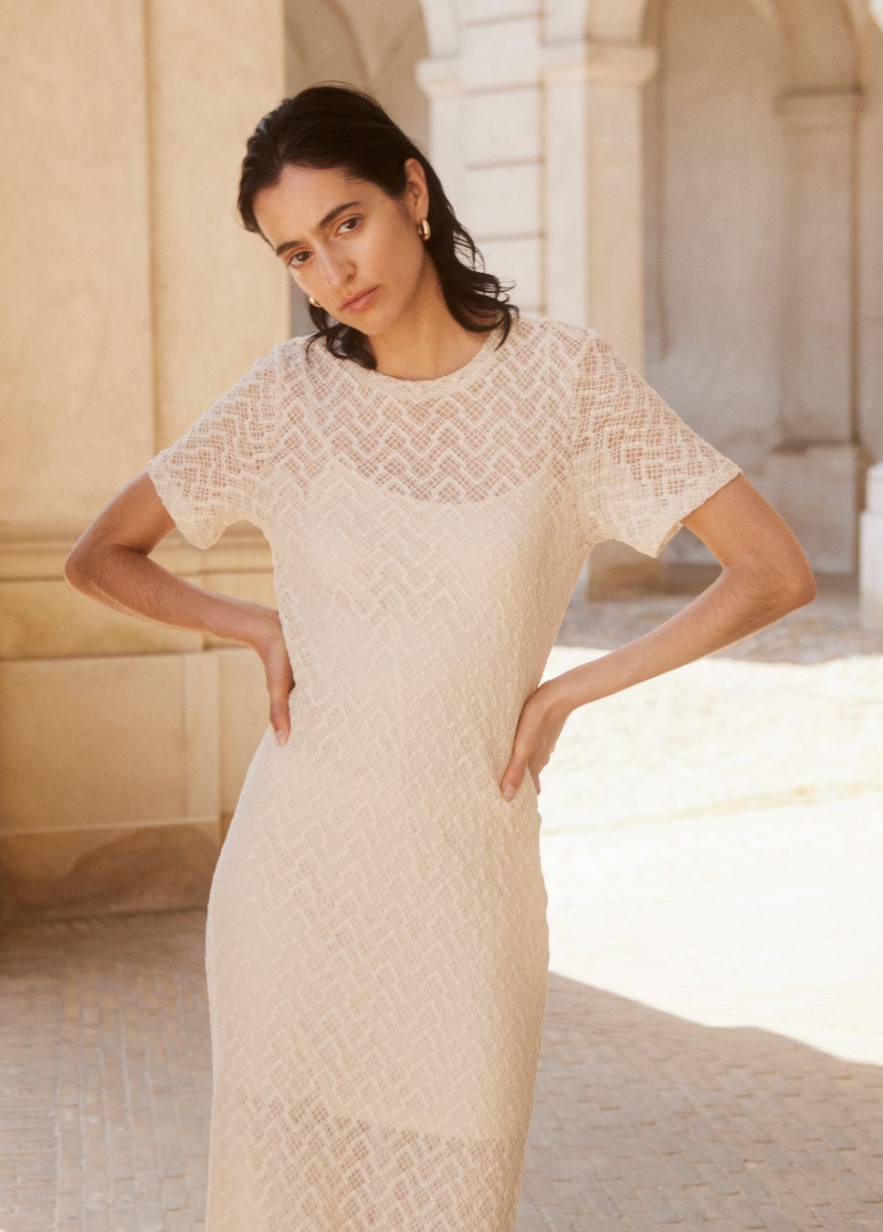 Beige zomer jurk van Modstrom bij dameskleding Boetiek Aniek. Beige gehaakte lange jurk Hendrick van het merk Modstrom. De lange jurk heeft een ronde hals, korte mouwen met een onderjurk met verstelbare bandjes. Een super leuke zomerjurk. Shop de nieuwe collectie jurken, zomer jurken, dames jurken, gehaakte jurken.