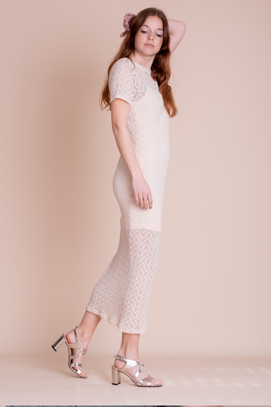 Beige zomer jurk van Modstrom bij dameskleding Boetiek Aniek. Beige gehaakte lange jurk Hendrick van het merk Modstrom. De lange jurk heeft een ronde hals, korte mouwen met een onderjurk met verstelbare bandjes. Een super leuke zomerjurk. Shop de nieuwe collectie jurken, zomer jurken, dames jurken, gehaakte jurken.