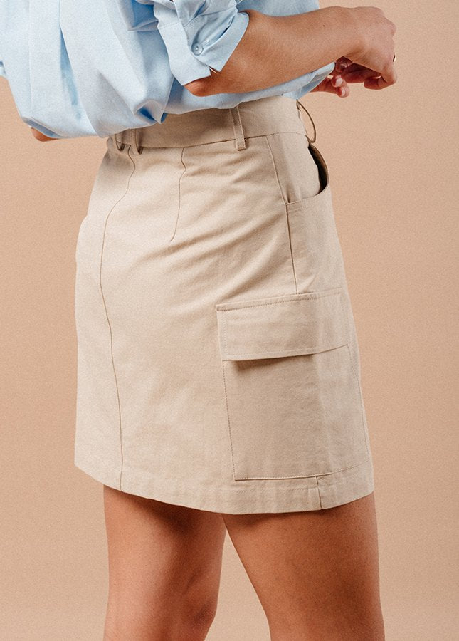 Beige een mini-cargorok Mariah van het merk Grace & Mila. De A-lijn mini-rok heeft een middelhoge taille, steekzakken en grote zakken aan de zijkant van de rok, met rits en knoopsluiting aan de voorzijde. Beige cargo rok Maria. Shop de nieuwe collectie zomerrokken, korte rokken bij online dameskleding Boetiek Aniek.
