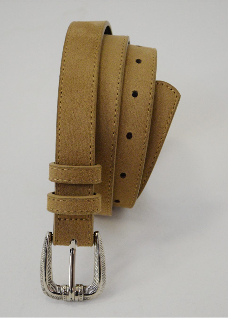 Beige riem van het merk Grace & Mila. De beige riem met suède-effect heeft een zilveren metalen gesp. Benadruk je taille met deze mooie riem, draag de riem op een maxi-jurk, jeans of op een rok met T-shirt of top. Shop de nieuwe collectie riemen, beige riem, dunne riem met zilveren gesp bij dameskleding Boetiek Aniek.