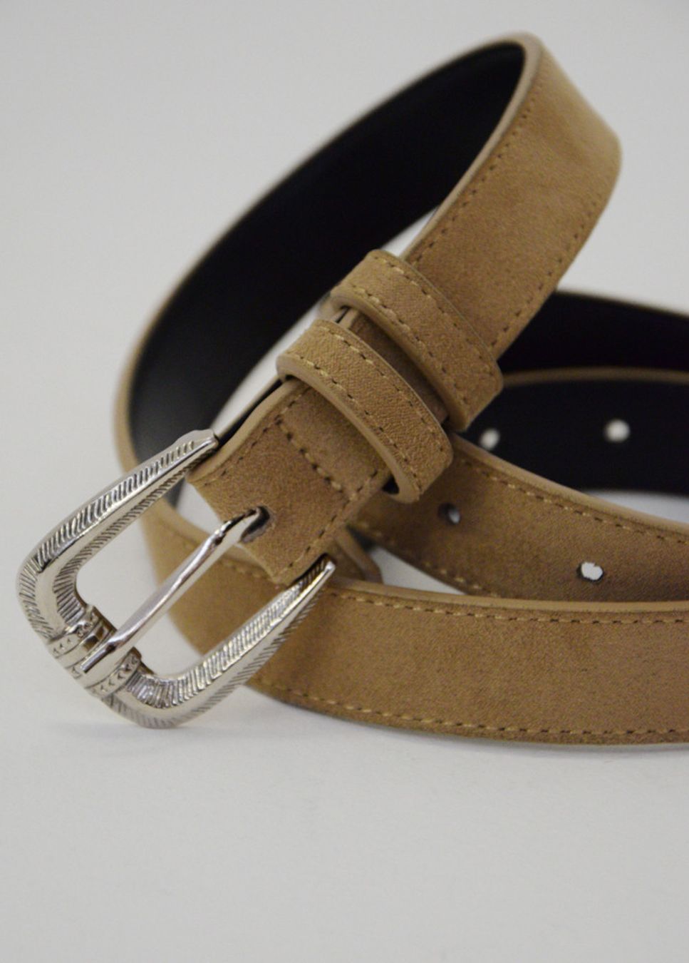 Beige riem van het merk Grace & Mila. De beige riem met suède-effect heeft een zilveren metalen gesp. Benadruk je taille met deze mooie riem, draag de riem op een maxi-jurk, jeans of op een rok met T-shirt of top. Shop de nieuwe collectie riemen, beige riem, dunne riem met zilveren gesp bij dameskleding Boetiek Aniek.