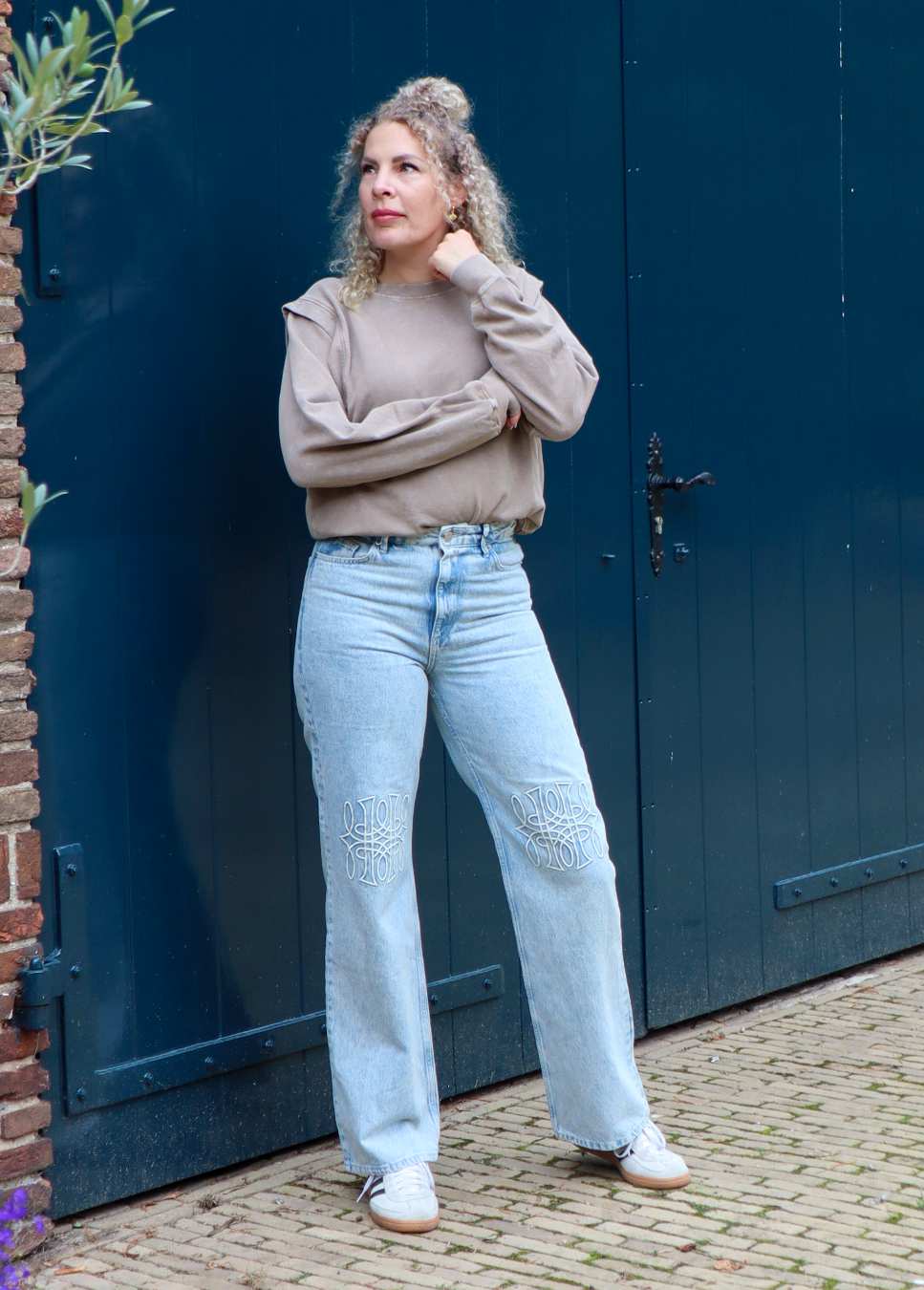 mbym dames sweater katti op model met jeans staand