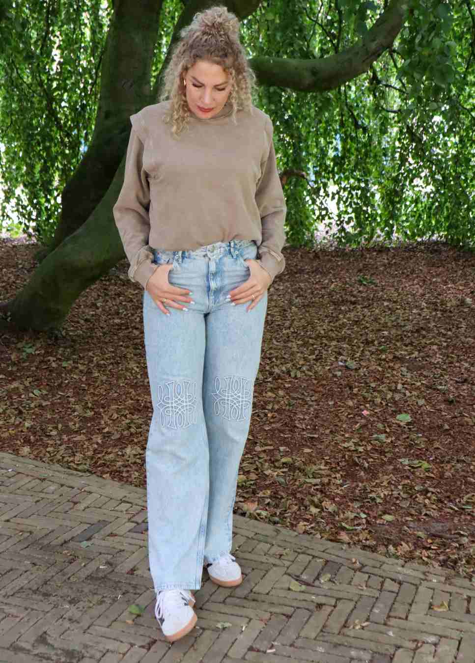 Beige sweater mbym katti op moedel met jeans
