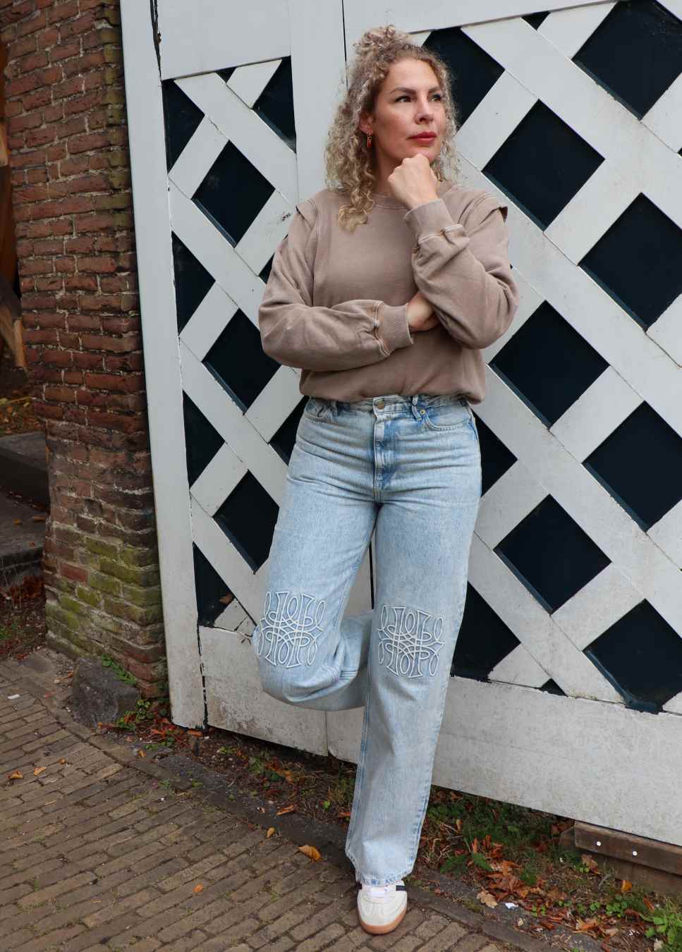 Beige sweater met schouder details Katti mbym op model