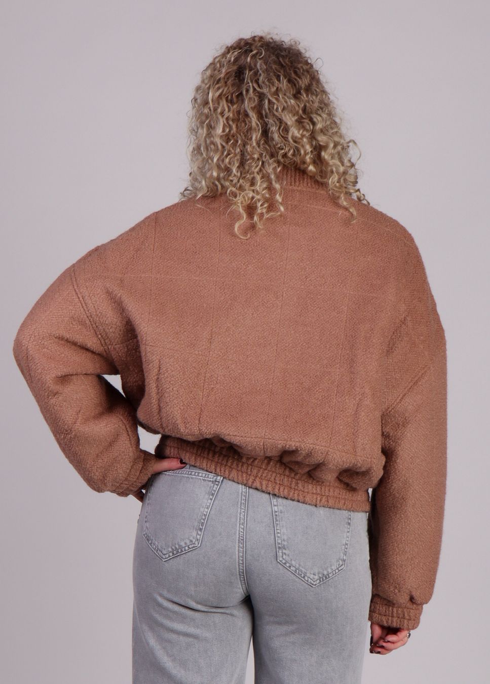 Achterkant op model Satia bruin wolmi dames FRNCH bomber jas