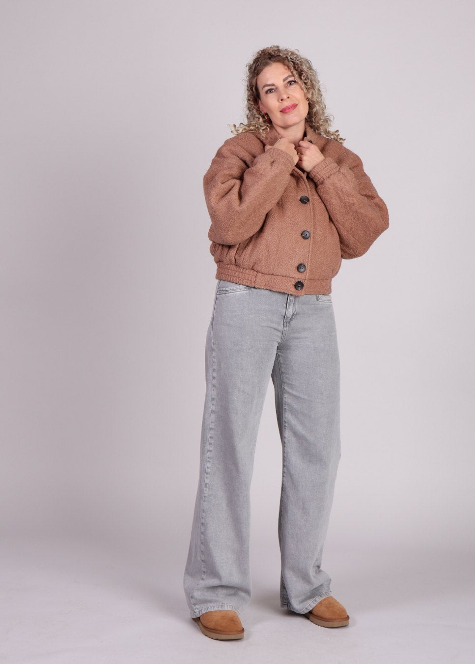 bruine satia wolmix dames FRNCH jas op voorkant model met grijze jeans