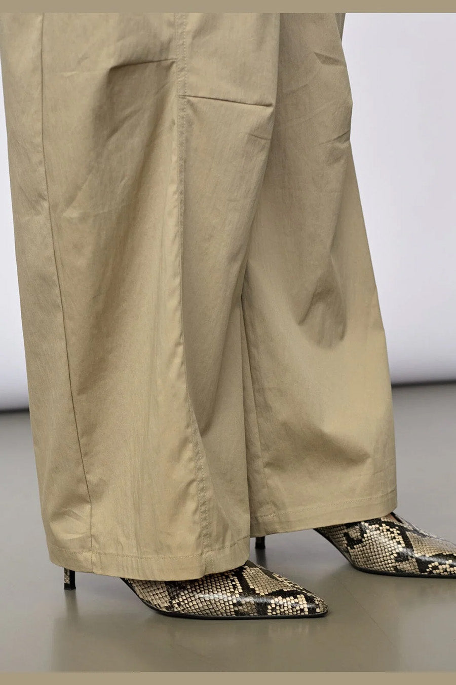 Co Couture CottonCC Crisp Barrel LL Pant beige detail van de broek