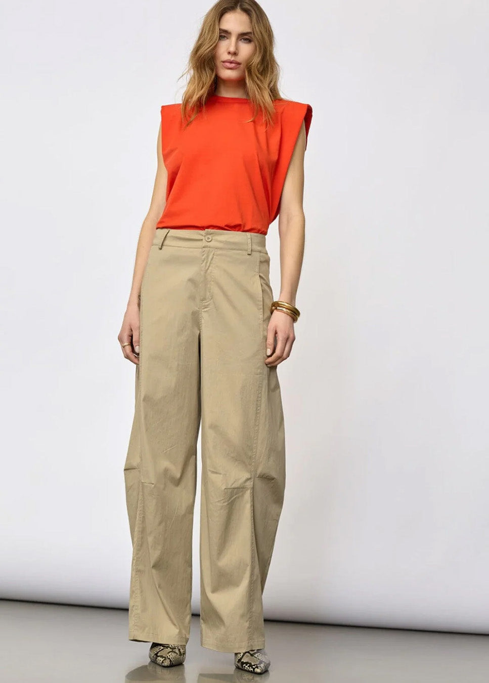 Co Couture CottonCC Crisp Barrel LL Pant beige oorkant model met rode top