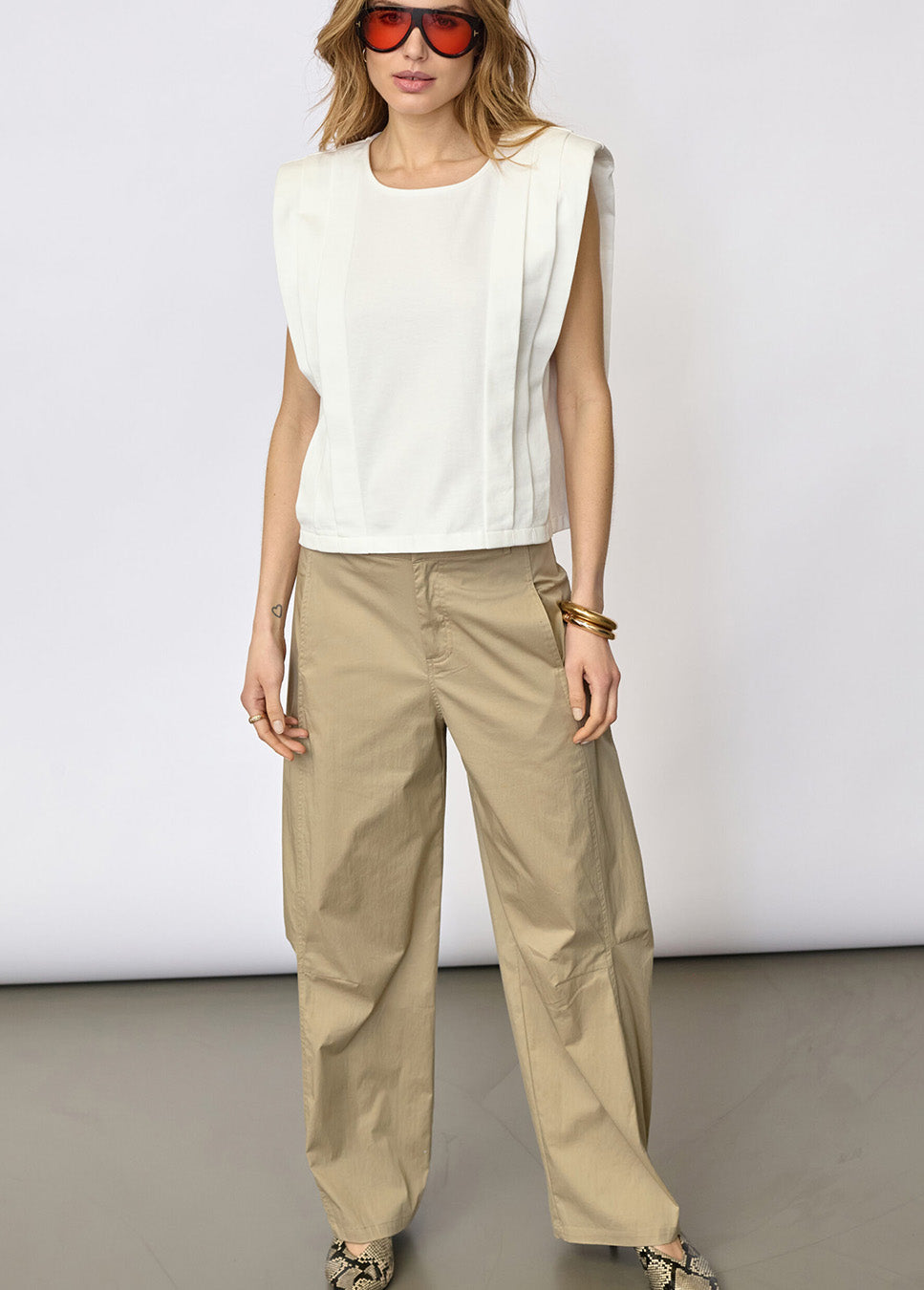 Co Couture CottonCC Crisp Barrel LL Pant beige voorkant model met witte top
