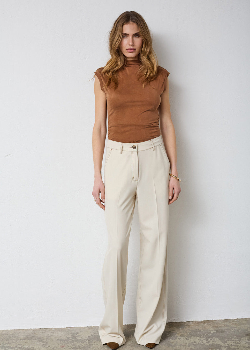 Co Couture TerryCC Denim LL Pant beige voorkant van model met bruine top
