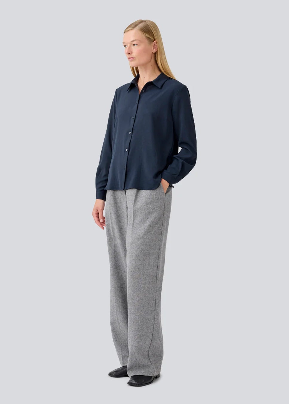Donkerblauwe dames blouse Modstrom Ossa zijkant model