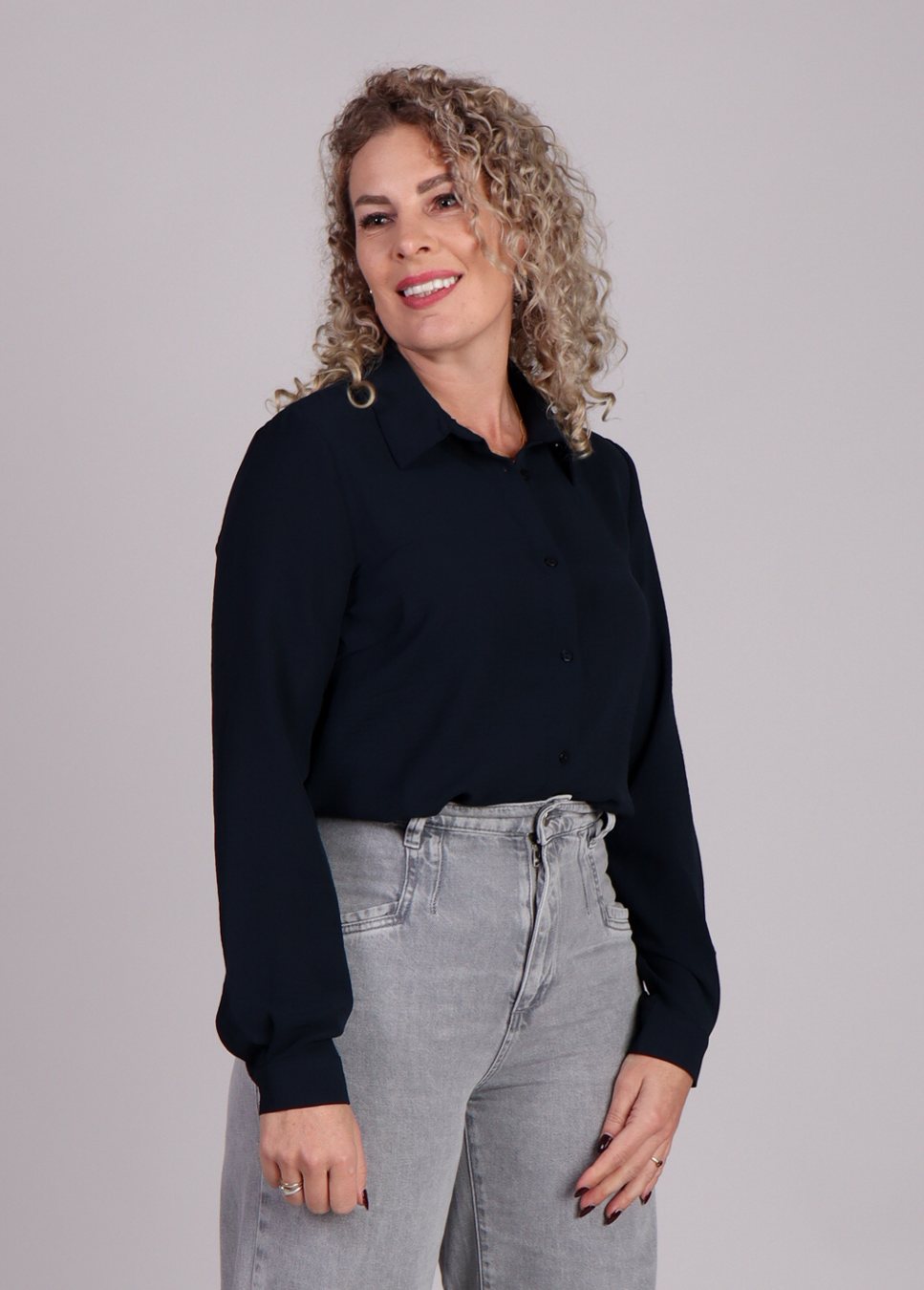 blauwe ossa dames modstrom blouse op model voorkant