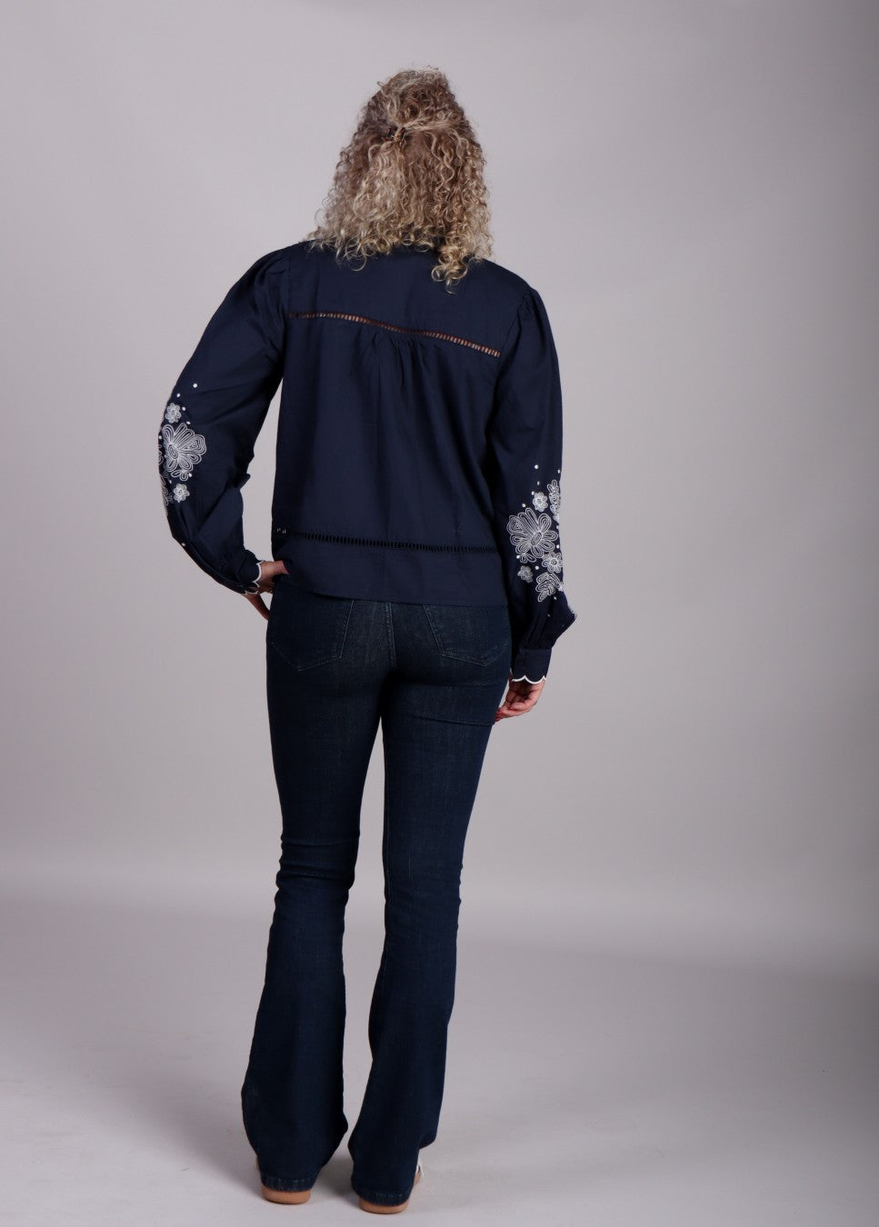 Jeans homage jane blauw op model achterkant staand