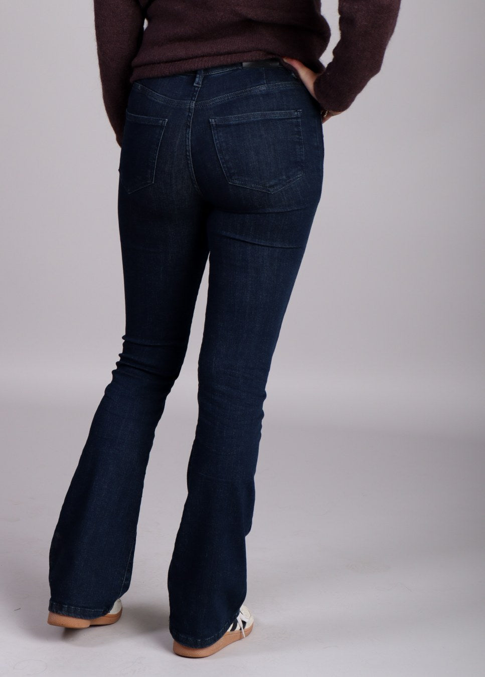 blauwe Homage jeans jane achterkant op model