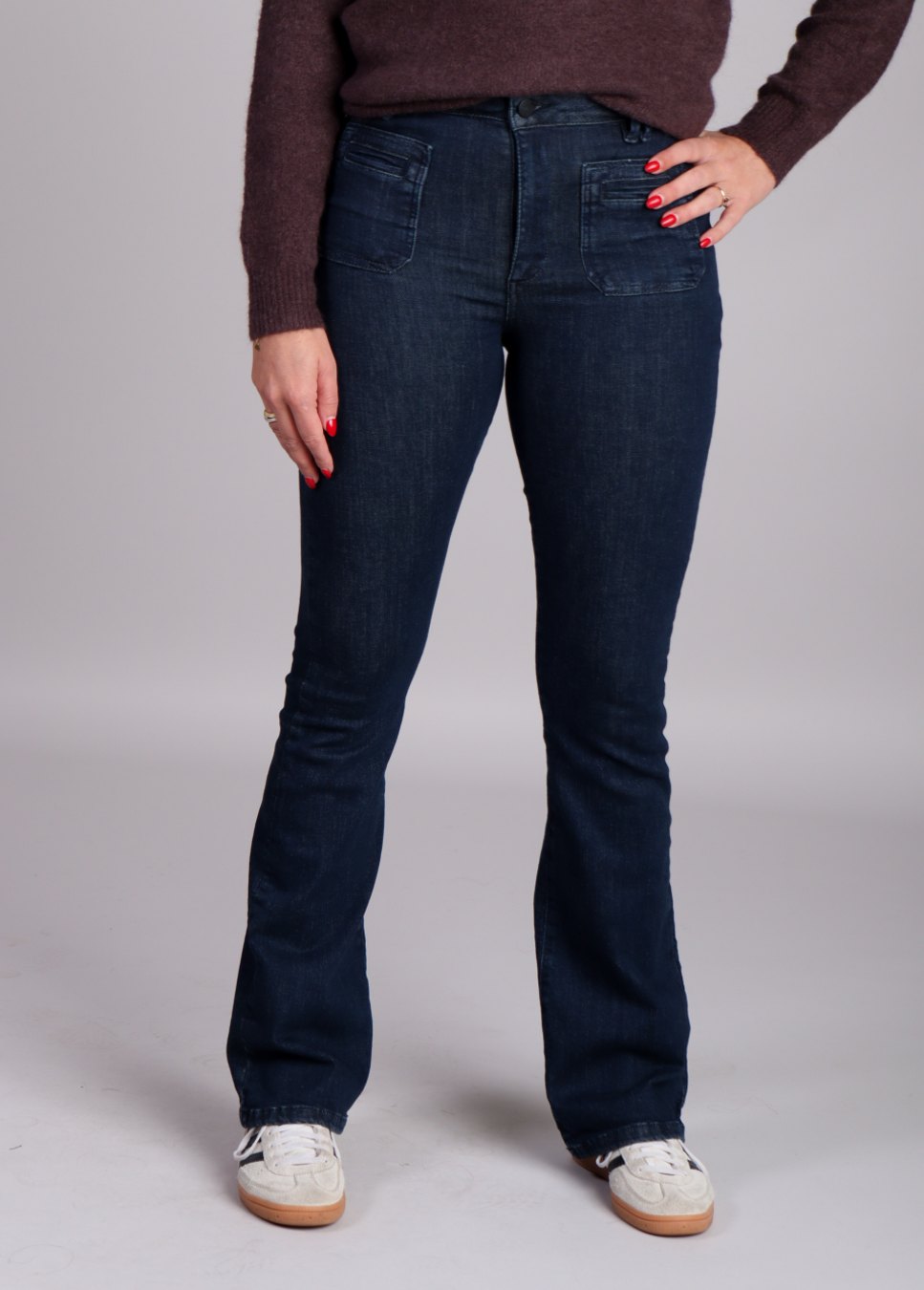 Homage flared jeans blauw Jane op model