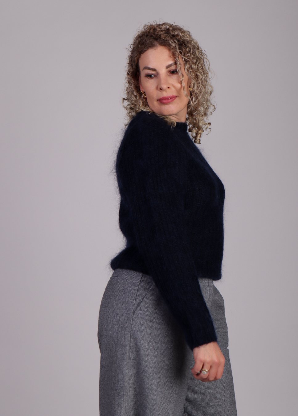Zijkant model dames trui mbym corey op model wegkijkend