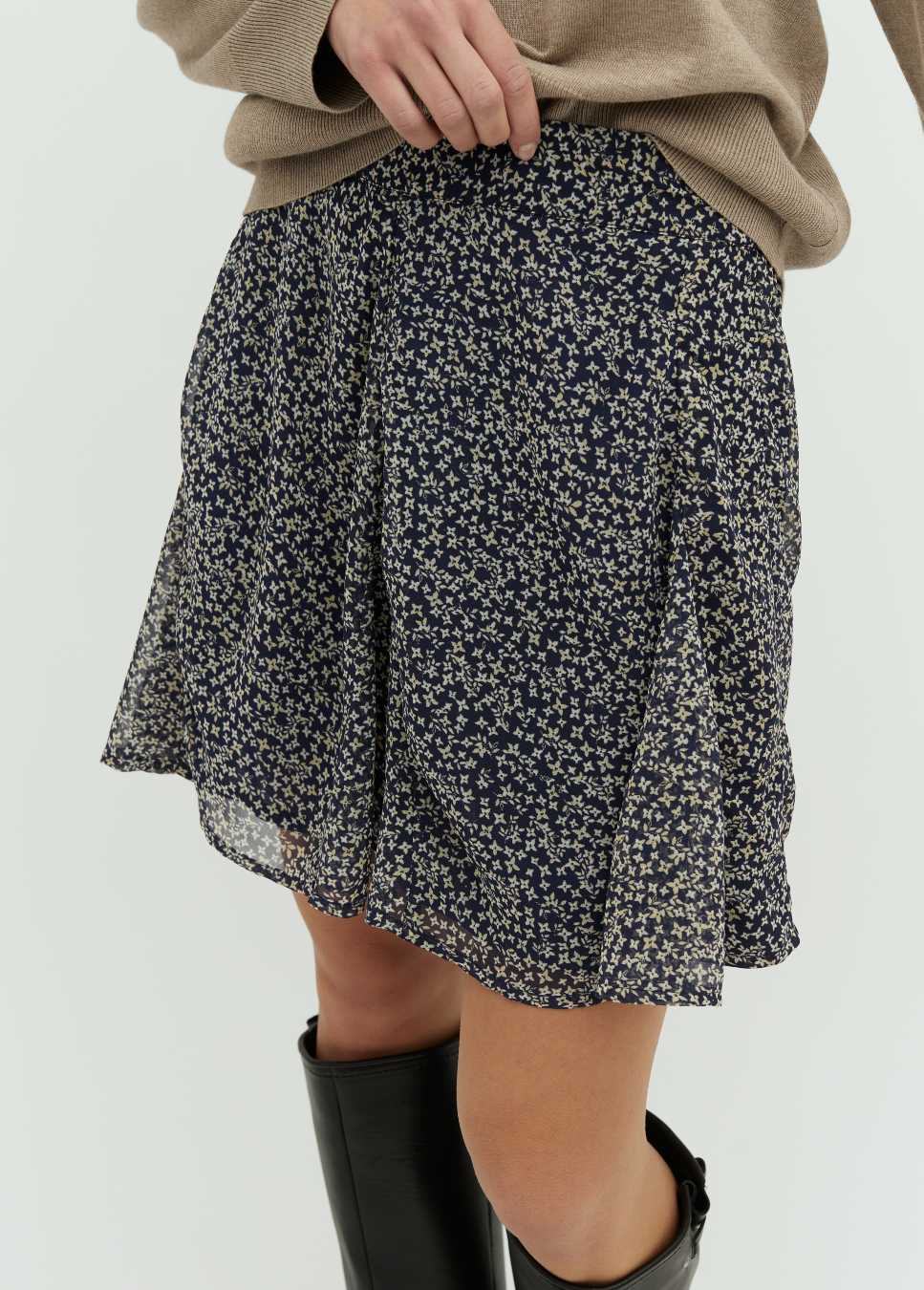 Donkerblauwe korte print rok Ditte van het merk mbyM. De korte rok met bloemenprint heeft een elastische tailleband en donkerblauwe onderrok. Combineer de blauwe bloemenprint rok met de beige geweven mouwloze top van mbyM. Shop de nieuwe collectie mbyM rokken, korte rokken, bloemenprint rokken bij Boetiek Aniek