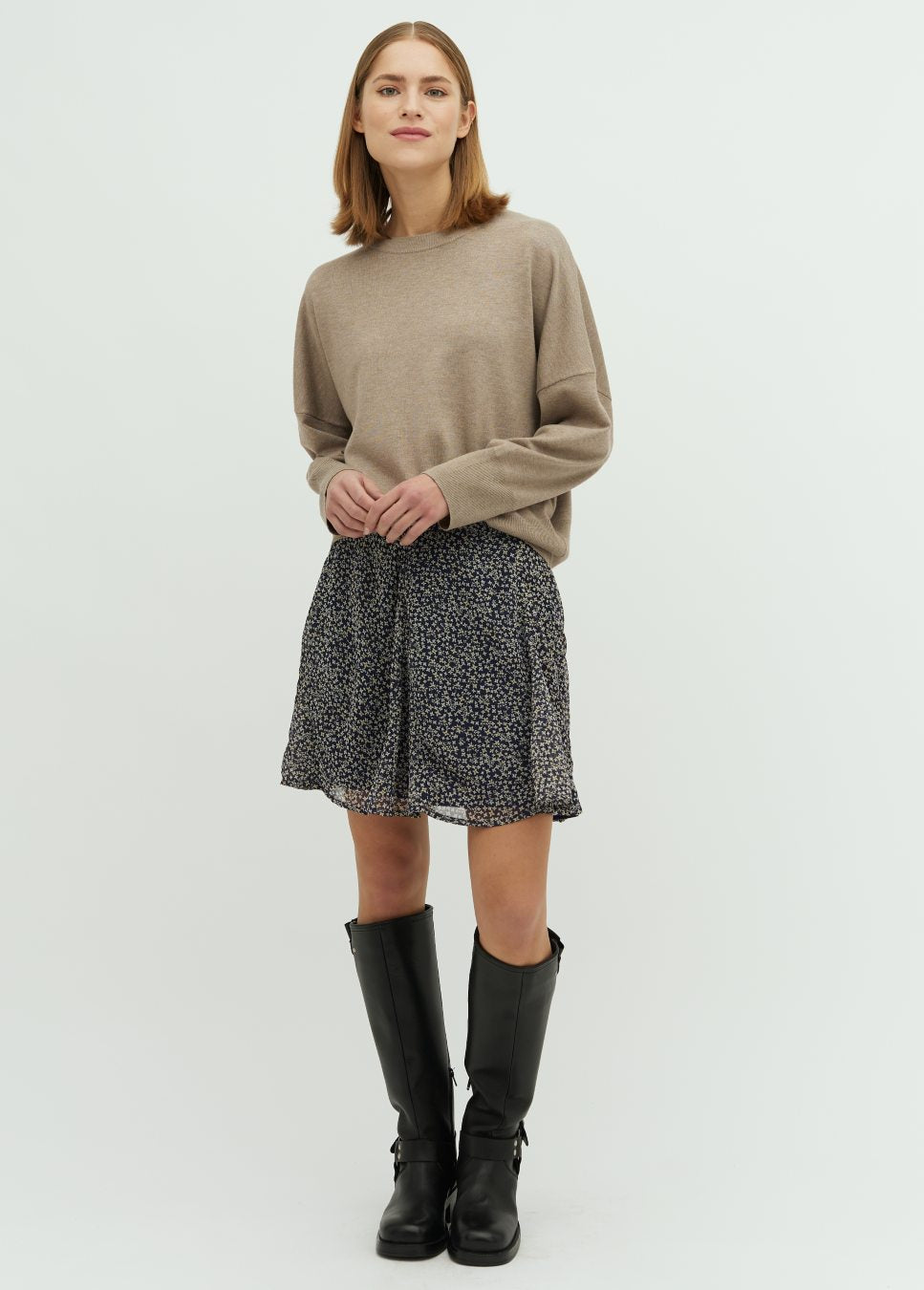 Donkerblauwe korte print rok Ditte van het merk mbyM. De korte rok met bloemenprint heeft een elastische tailleband en donkerblauwe onderrok. Combineer de blauwe bloemenprint rok met de beige geweven mouwloze top van mbyM. Shop de nieuwe collectie mbyM rokken, korte rokken, bloemenprint rokken bij Boetiek Aniek