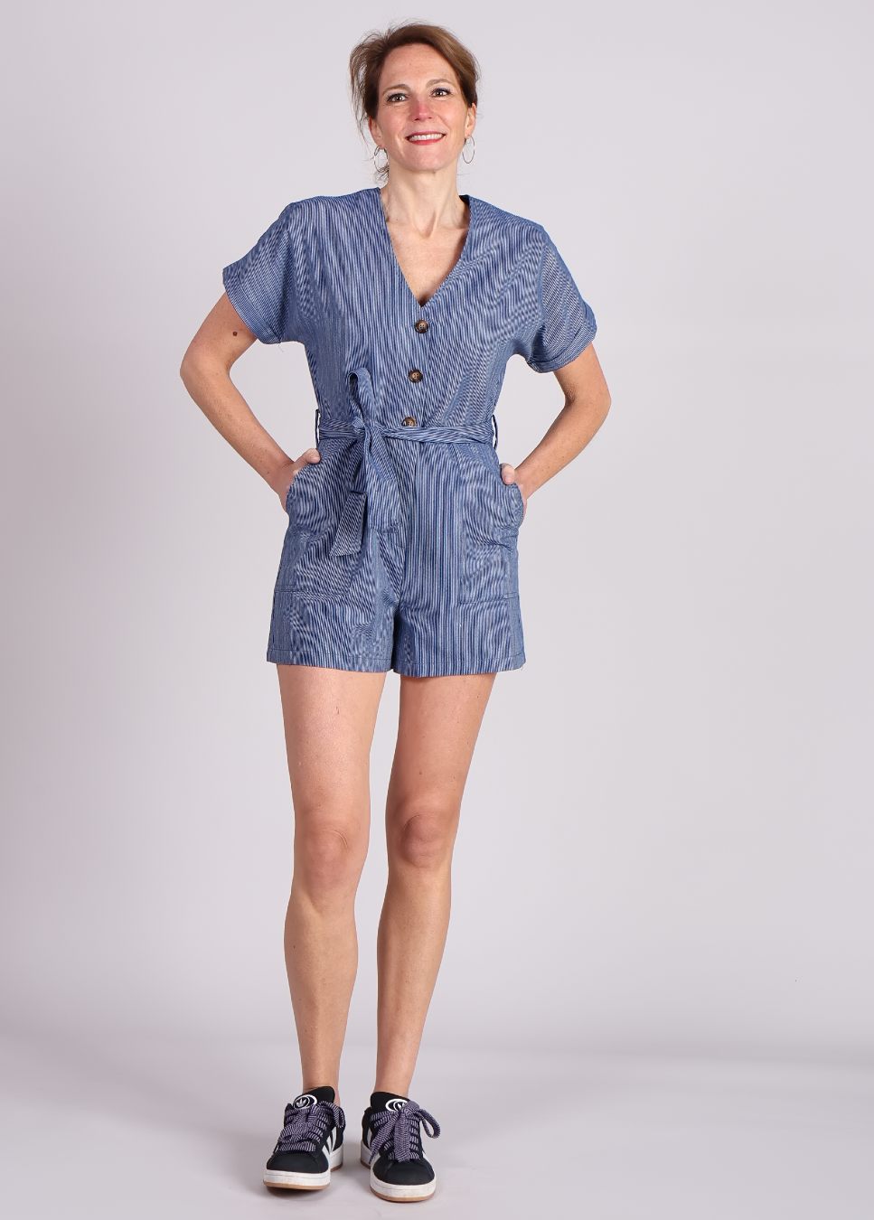 blauw gestreept linnen FRNCH playsuit voorkant model met strik