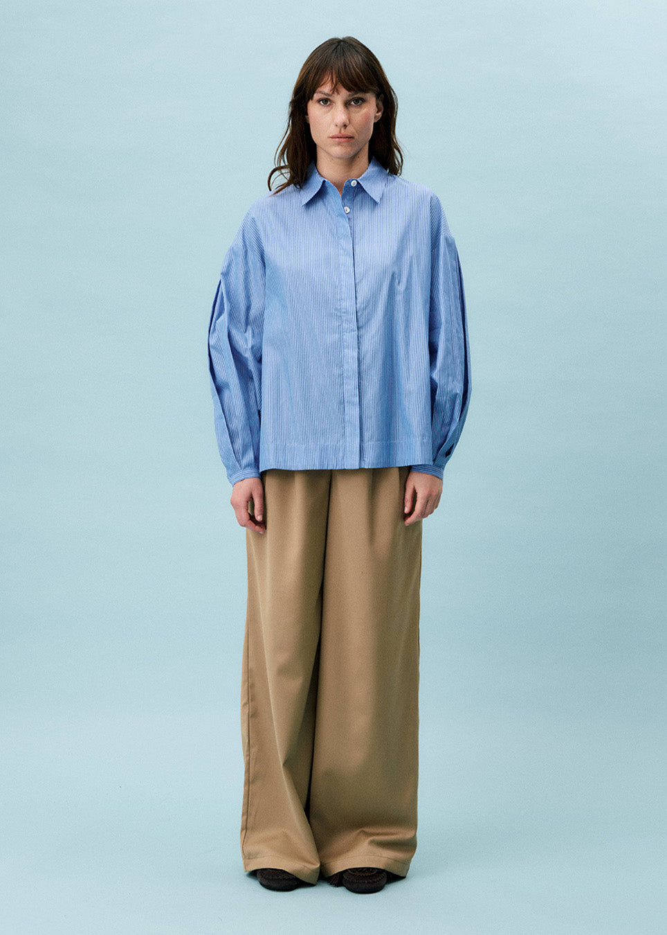 FRNCH Apollon pantalon wide-leg beige voorkant model met blauwe blouse