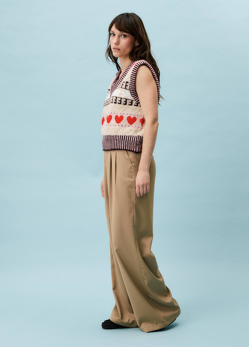 FRNCH Apollon pantalon wide-leg beige zijkant model met beige spencer