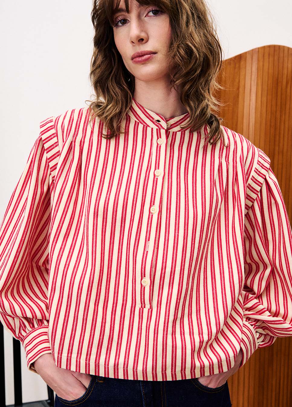FRNCH CHC25647 blouse met schouderdetails gestreept rood wit voorkant model detail