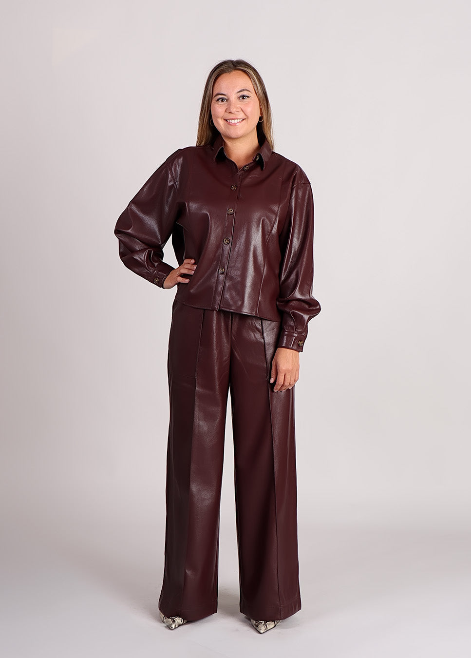 FRNCH Michaux lakleren broek vegan leather bordeaux rood voorkant met vegan leather broek
