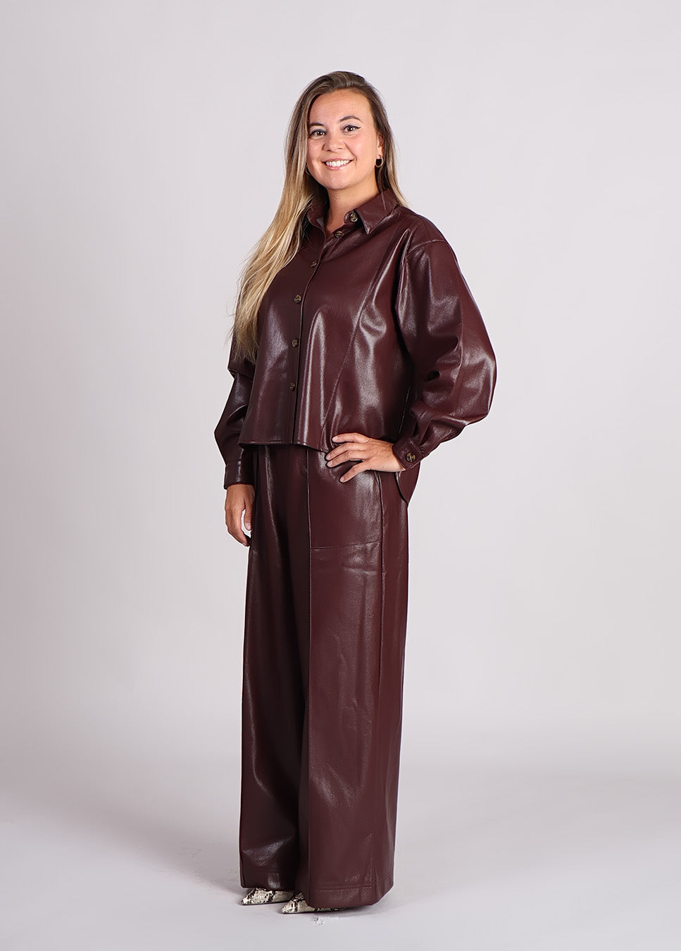 FRNCH Michaux lakleren broek vegan leather bordeaux rood zijkant model met vegan leather broek
