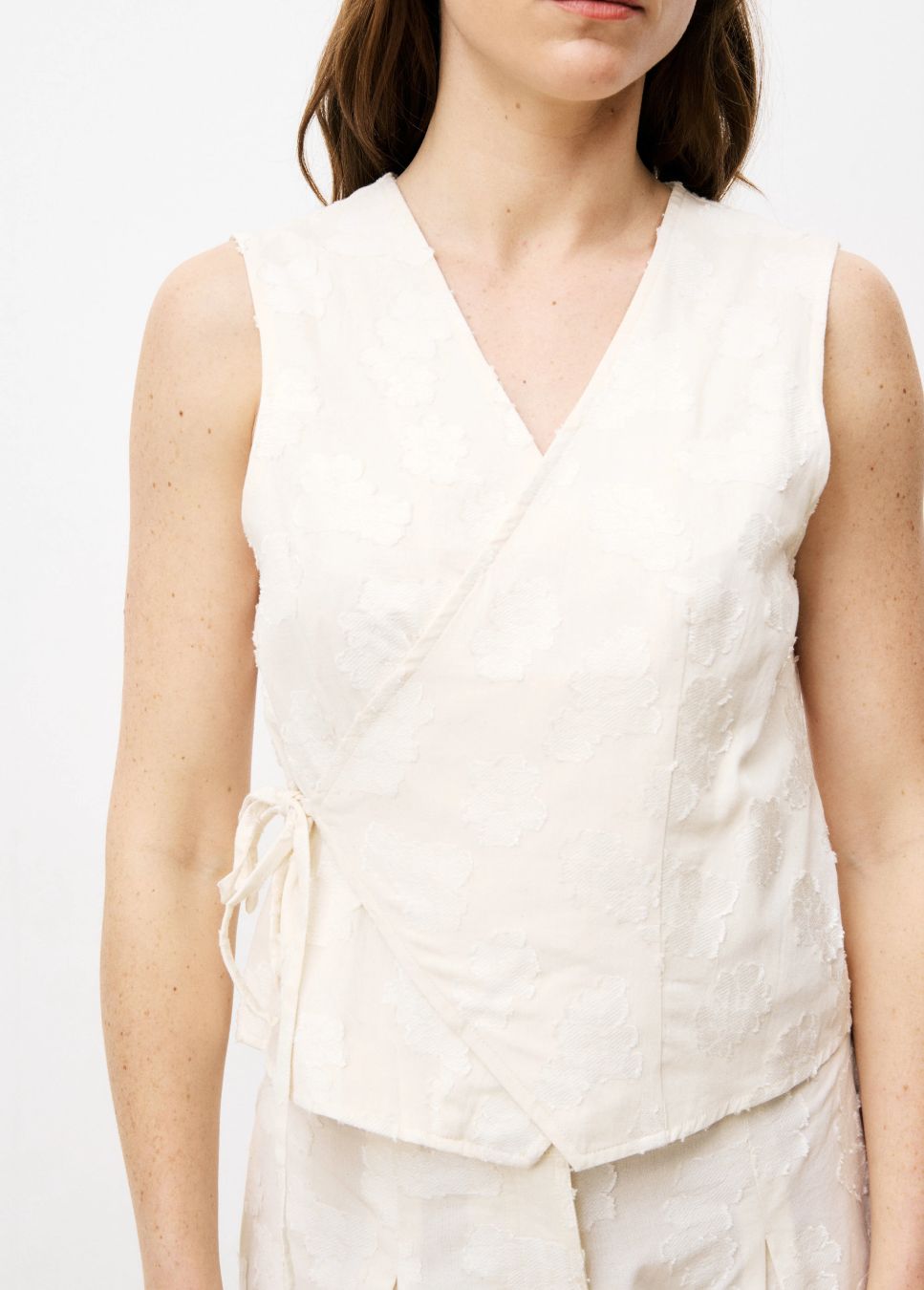 Beige FRNCH gilet chemzi linnen stof met structuur en strik close up model