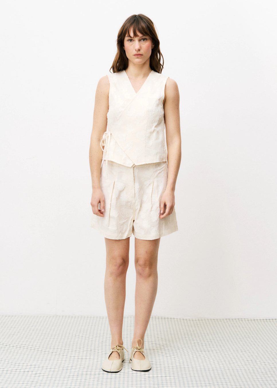 FRNCH Chemzi gilet linnen utgevoerd met structuur beige van kleur voorkant op model