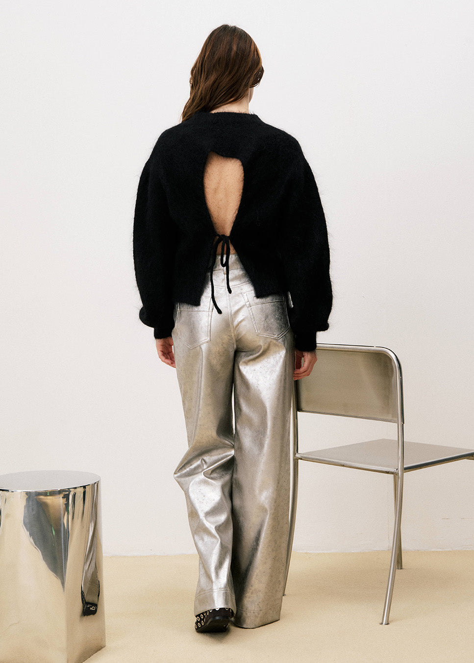 FRNCH Cristalle broek wide-leg zilver achterkant model met zwarte gebreide trui