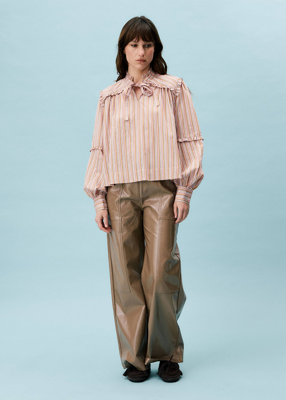 FRNCH Hortensis broek vegan leather wide-leg beige voorkant model met blouse