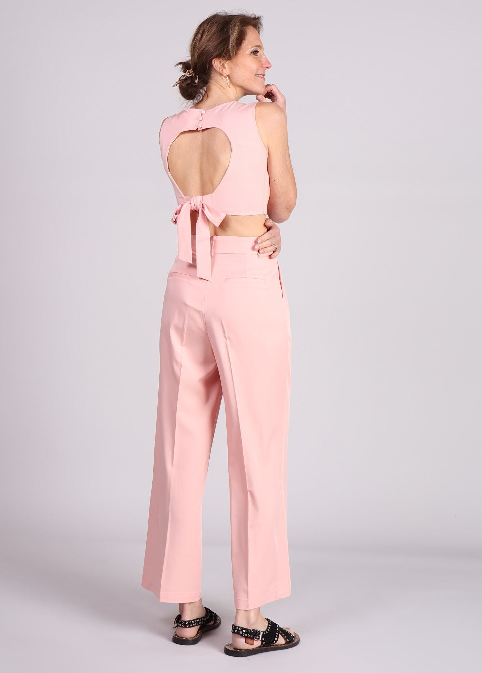 FRNCH adassa pantalon roze op model achterkant met roze top