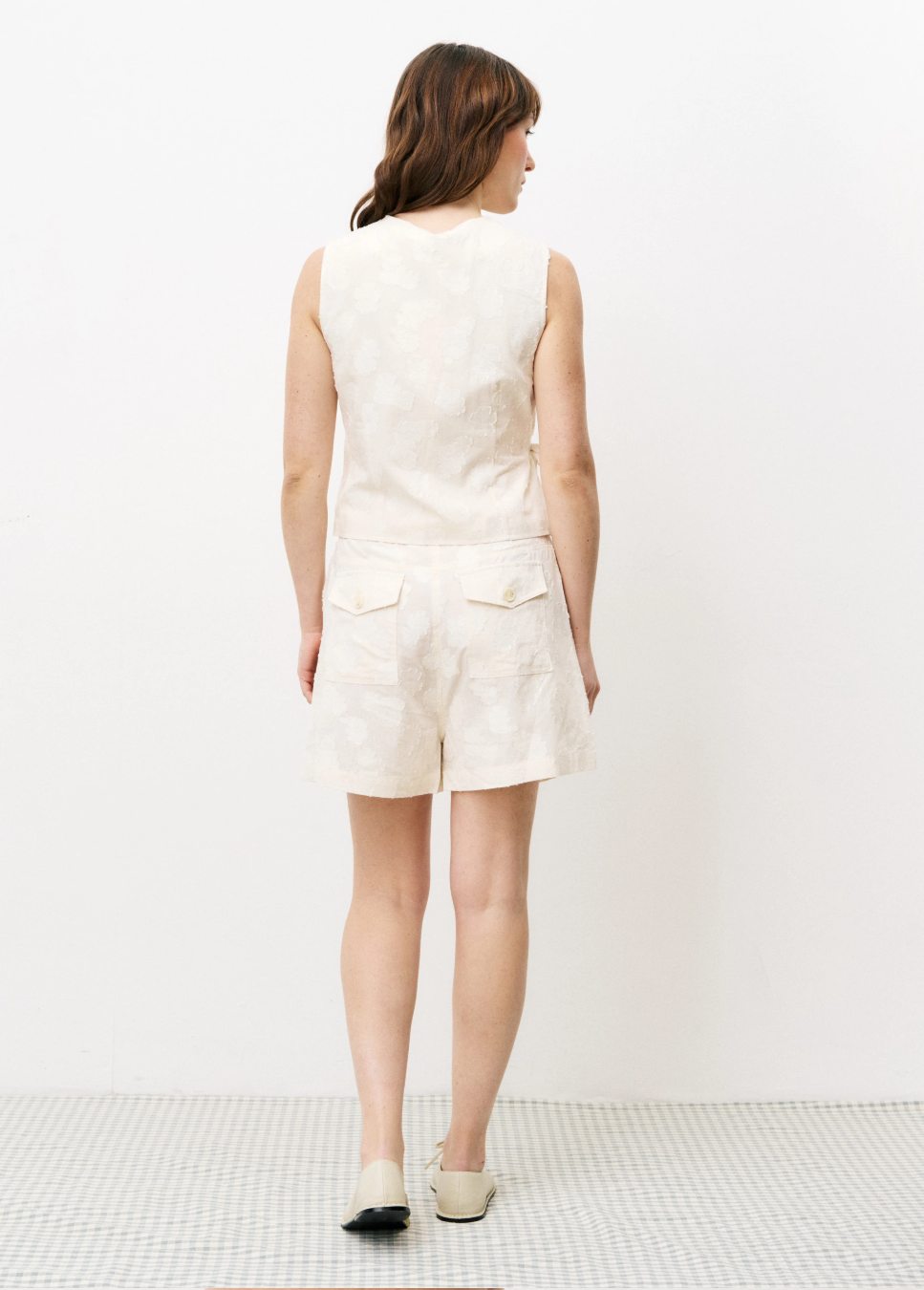 Achterkant van de beige linnen short FRNCH Novalie met structuur