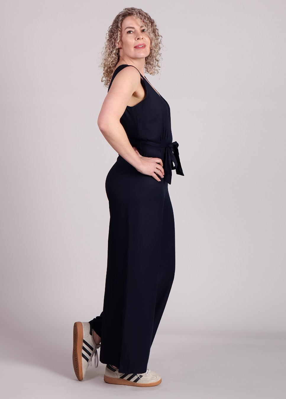 blauwe FRNCH Pakize jumpsuit met v-hals, strikceintuur op model zijkant