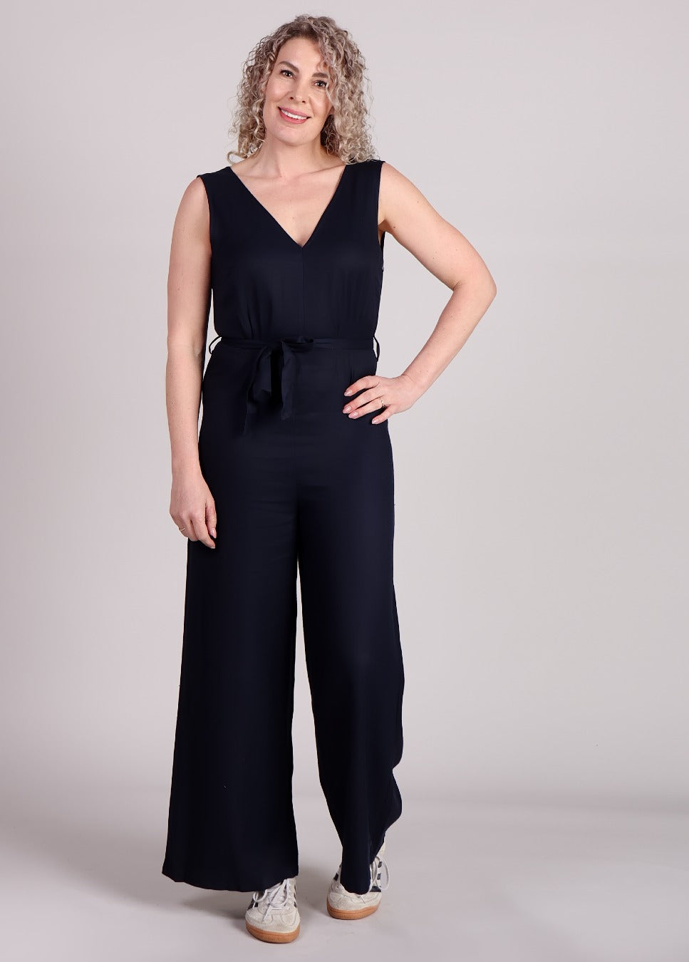 FRNCH jumpsuit blauw van klleur met strik , v hals op model voorkant