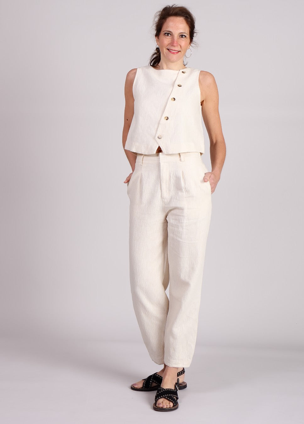 FRNCH pepita beige linnen broek met plooien op model