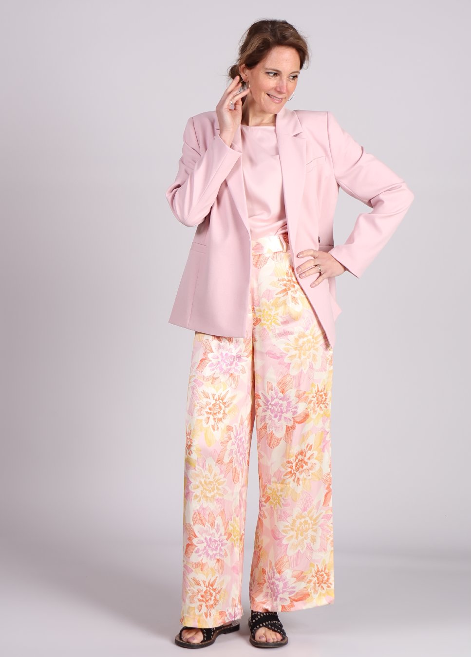FRNCH broek Philo roze bloemenprint in satijnen stof gecombineerd met roze blazer