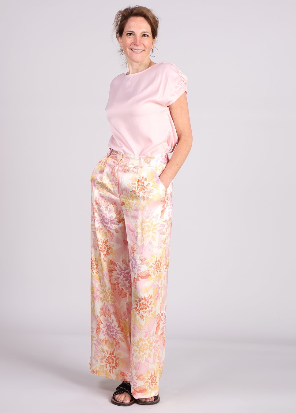 FRNCH Philo pantalon satijnen stof met bloemenprint roze van kleur op model voorkant