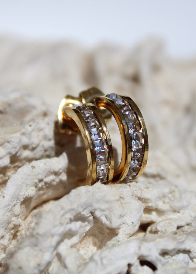 Gouden oorbellen met diamantjes van het merk Rocky Rosa. De oorbellen zijn gemaakt van chirurgisch staal, 18k verguld met speciale afdichting. Alle oorbellen van Rocky Rosa verkleuren niet, zijn waterdicht & hypoallergeen. Shop de nieuwe collectie goudkleurige oorbellen, lange oorbellen, gouden hoops, gouden earstuds.