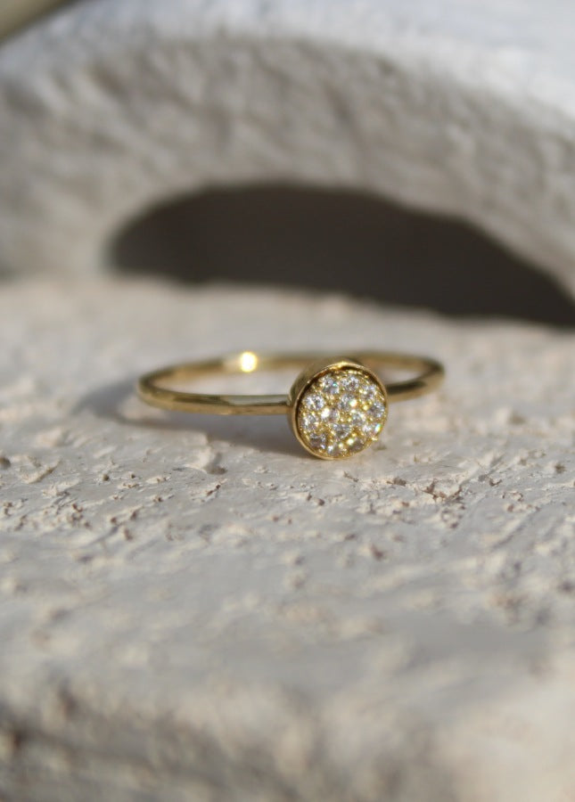 Gouden dunne ring met diamanten van het merk Rocky Rosa. De ring is gemaakt van chirurgisch staal, 18k verguld met speciale afdichting. Alle ringen van Rocky Rosa verkleuren niet, zijn waterdicht & hypoallergeen. Shop de nieuwe collectie gouden sieraden, gouden ring met diamanten, gouden verstelbare ringen, zegelring.