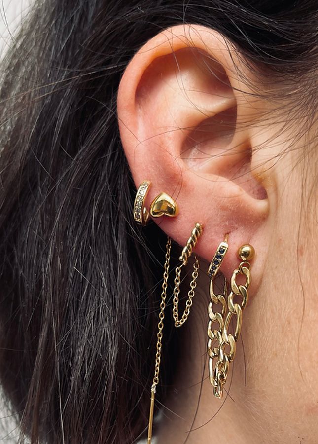 Goudkleurige lange oorbellen met hartje Aimee van het merk Rocky Rosa. De oorbellen zijn gemaakt van chirurgisch staal, 18k verguld met speciale afdichting. Alle oorbellen van Rocky Rosa verkleuren niet, zijn waterdicht & hypoallergeen. Shop de nieuwe collectie goudkleurige oorbellen, lange oorbellen.